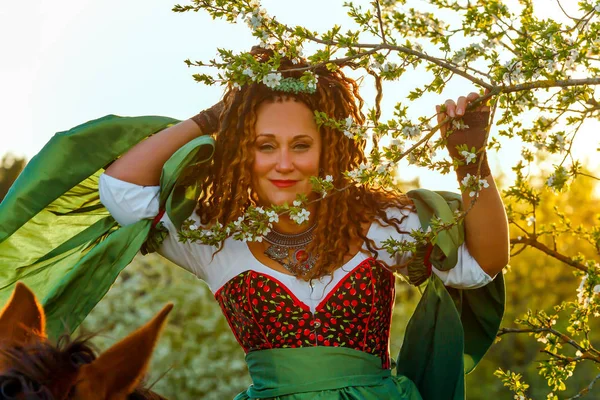 Hübsche Frau Mit Lockigem Haar Auf Einem Pferd Sonnenuntergang — Stockfoto