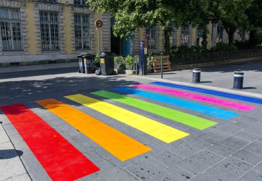 Bordeaux, Fransa'nın merkezinde sokaklar, meydanlar ve çok renkli yaya geçitleri