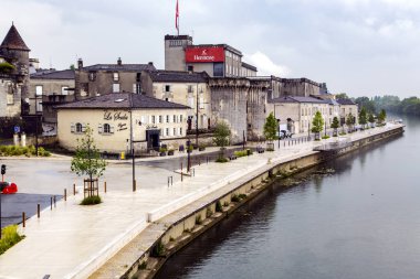 Fransa, Konyak, 18 Mayıs 2019 - Konyak, Fransa'nın Güney Batısında, Hennessy, Remi Marten, Baron Otard, Camus gibi üretilen lüks konyaklarla tanınan güzel bir kasabadır. Charente Nehri'nin dolgusu, Konyak.
