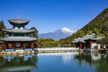 Siyah Ejderha Gölet, arka planda Yeşim Ejderha Kar Dağı Lijiang Old Town yakınlarındaki doğal sahne popüler bir yer. Lijiang, Çin