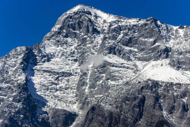 Shangri-La yakınlarındaki mavi gökyüzüne karşı snowcapped Yeşim ejderha kar Dağları. Tibet, Çin
