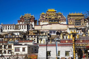 Guihua Manastırı olarak da bilinen songzanlin Manastırı, Kang bölgesinin ünlü manastırlarından biridir. Shangri-La Ilçesi 'nin yakınında, foping Dağı 'nın eteklerinde yer alan.