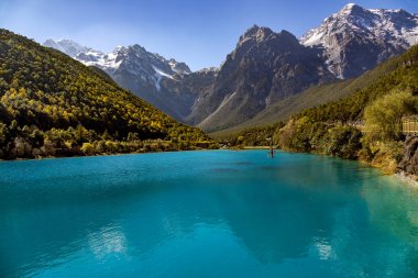 Lanyuegu Milli Parkı veya Blue Moon Valley bu dört göller ve Jade Dragon Snow Mountain eteklerinde doğal mineraller ile inanılmaz şelaleler vardır. Göl nedeniyle bakır sülfatın, su mavi renktedir. Lijiang bölgesindeki Yunnan Province otelleri