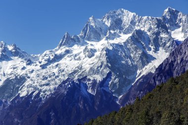 Kar kaplı Yeşim Ejder Kar Dağı 'nın güzel manzarası. Shangri-La yakınlarında. Tibet, Çin
