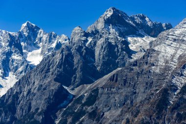 Shangri-La yakınlarındaki mavi gökyüzüne karşı snowcapped Yeşim ejderha kar Dağları. Tibet, Çin