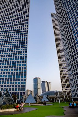ISRAEL, TEL AVIV, FEBRUARY, 2018 - Azrieli Center, Tel Aviv 'de bir gökdelen kompleksi. Merkezde büyük bir alışveriş merkezi var..