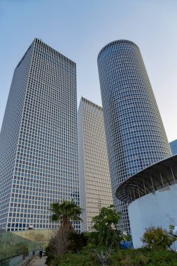 ISRAEL, TEL AVIV, FEBRUARY, 2018 - Azrieli Center, Tel Aviv 'de bir gökdelen kompleksi. Merkezde büyük bir alışveriş merkezi var..
