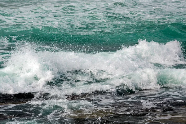 在岩石海岸上的绿松石地中海的小波浪 — 图库照片