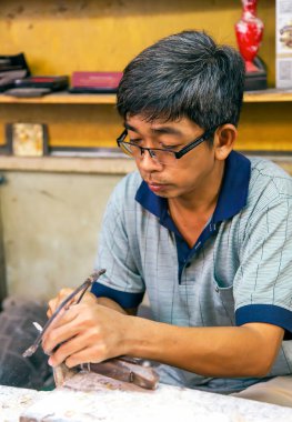 ASIA, VİETNAM, HOCHIMINH, Kasım 2014 - Hochiminh şehrinde bir sanat atölyesinde çalışan.