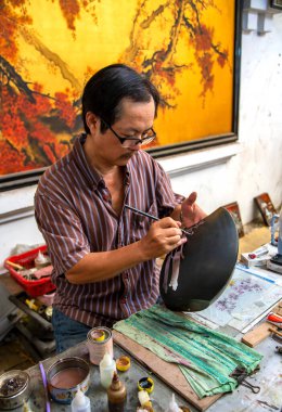 ASIA, VİETNAM, HOCHIMINH, Kasım 2014 - Hochiminh şehrinde bir sanat atölyesinde çalışan.