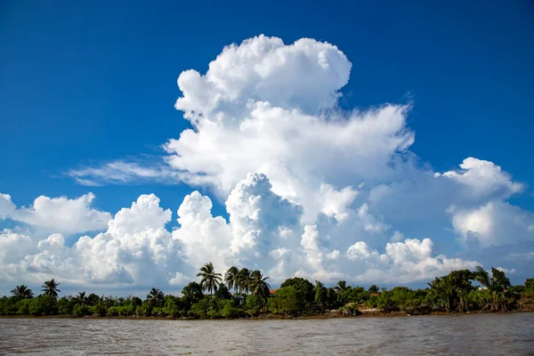 Красивые Кучевые Облака Над Притоком Реки Меконг Вьетнам Азия — стоковое фото