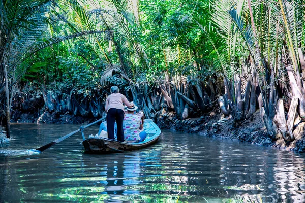 Азия Вьетнам Ноябрь 2015 Путешественники Лодках Плывут Вдоль Одного Притоков — стоковое фото