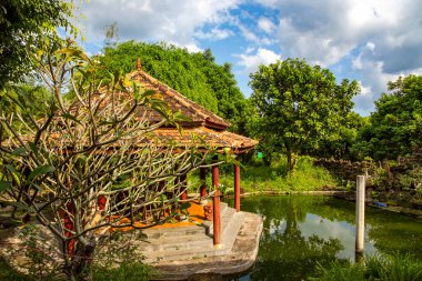 Doğu dekoratif çardağı Vietnam 'da güzel bir bahçedeki gölette.