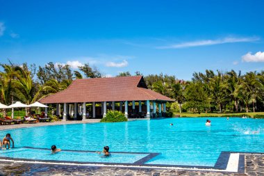VieTNAM, MUI NE, NOVEMBER, 2013 - Mui Ne 'de serin suyla yüzme havuzu etrafında dinlenmek, çoğunlukla orta menzilli bir tatil beldesi..