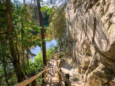 Letonya, Vaidava 'daki Gauja nehri kıyısındaki Sand cliff Sietiniezis.
