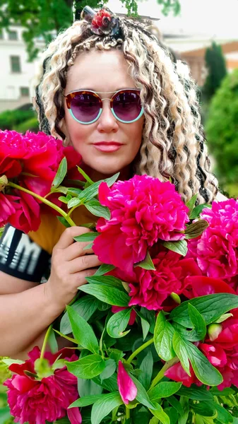 Pěkná Dívka Kudrnatými Vlasy Mezi Načechrané Červené Pivoňky Zahradě Lotyšsku — Stock fotografie