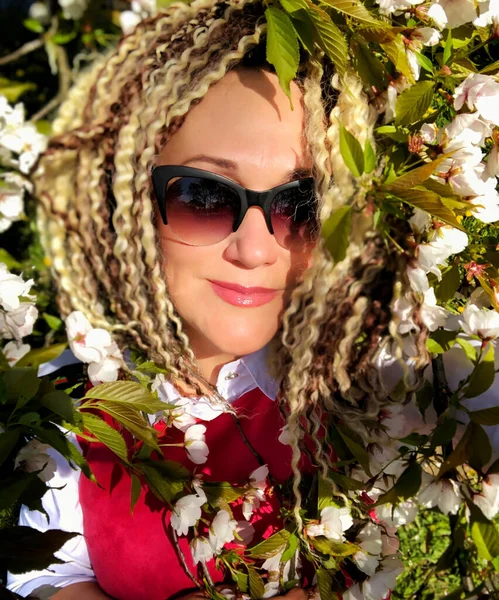 Linda Chica Con Pelo Rizado Entre Una Rama Floreciente Cerezas —  Fotos de Stock