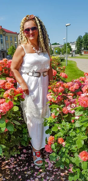 Menina Agradável Vestido Branco Cabelo Encaracolado Entre Roseiras Riga Letónia — Fotografia de Stock