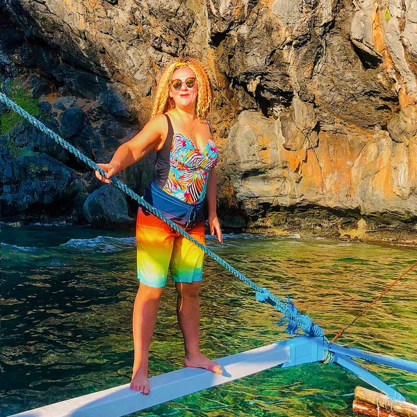 Mooie Vrouw Met Krullend Haar Een Catamaran Lagune Palawan Eilanden — Stockfoto