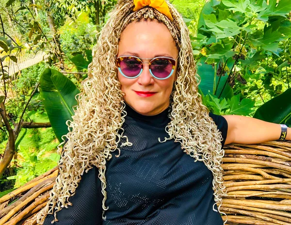 Jolie Femme Aux Cheveux Bouclés Parmi Les Plantes Tropicales Île — Photo