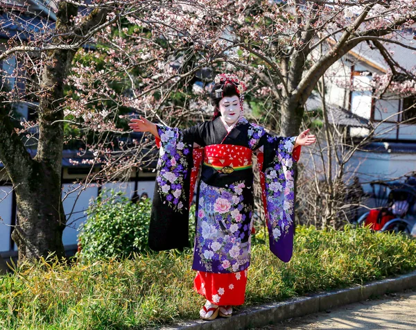 Милая Женщина Платье Кимоно Майко Старомодном Городе Киото Япония — стоковое фото
