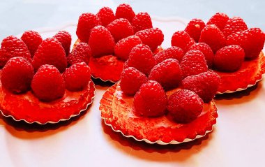 Pastanede taze ahududulu tatlı tartlar.