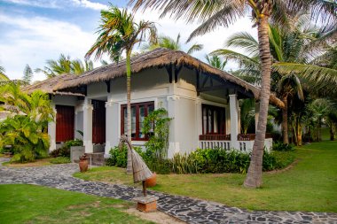 Vietnam, Mui ne, Kasım 2016 - Tropik bir bahçedeki Seahorse Resort & Spa Oteli bölgesinde Bungalow. Mui Ne. Vietnam