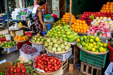 ASIA, VİETNAM, PHAN THIET, Kasım 15, 2014 - Phan Thiet, Vietnam 'da çeşitli tropikal meyvelerle meyve pazarı
