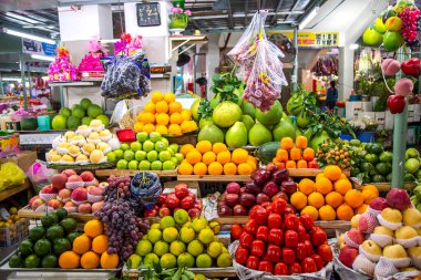 ASIA, VİETNAM, PHAN THIET, Kasım 15, 2014 - Phan Thiet, Vietnam 'da çeşitli tropikal meyvelerle meyve pazarı