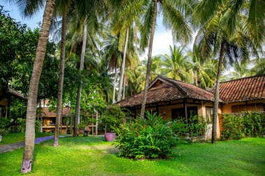 Vietnam, Mui ne, Kasım 2016 - Tropik bir bahçedeki Seahorse Resort & Spa Oteli bölgesinde Bungalow. Mui Ne. Vietnam