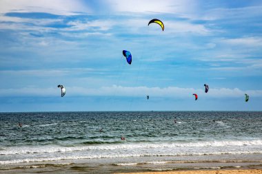 ASIA, VİETNAM, MUI NE, Kasım 2014 - Mui Ne, Vietnam 'daki Güney Çin Denizi' nin büyük dalgalarında Kitesurfers