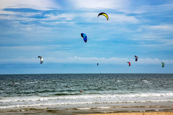 Ásia Vietnã Mui Novembro 2014 Kitesurfers Nas Grandes Ondas Mar — Fotografia de Stock