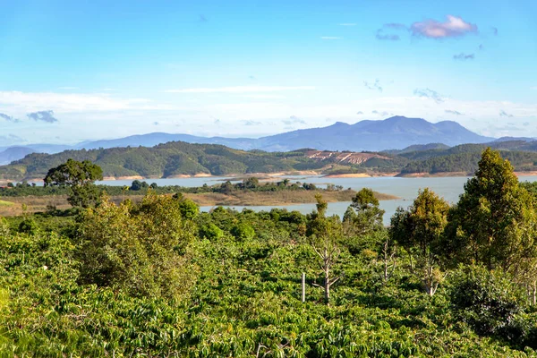 Hermosa Naturaleza Tropical Vietnam Colinas Boscosas Lagos Con Agua Clara —  Fotos de Stock