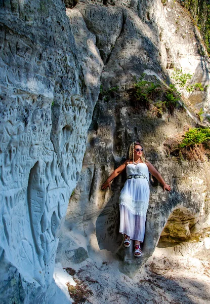 Girl White Dress Background Sand Cliff Sietiniezis Gauja River Banks — Stock Photo, Image