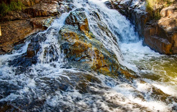ベトナムダラットの森の中の山の滝 — ストック写真