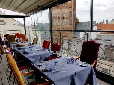 LATVIA, RIGA, JULY, 2020 - Riga, Letonya 'daki Eski Kasaba' nın çatılarına bakan Gutenberg restoranının içi