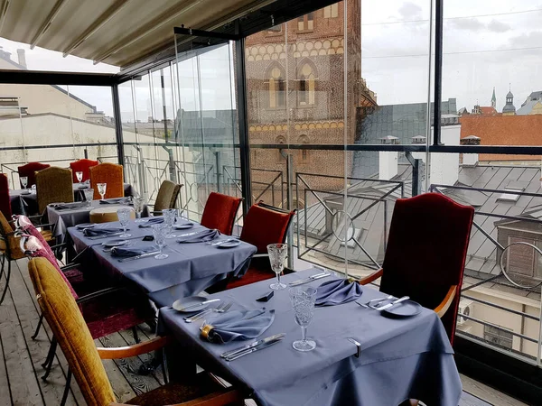 LATVIA, RIGA, JULY, 2020 - Riga, Letonya 'daki Eski Kasaba' nın çatılarına bakan Gutenberg restoranının içi