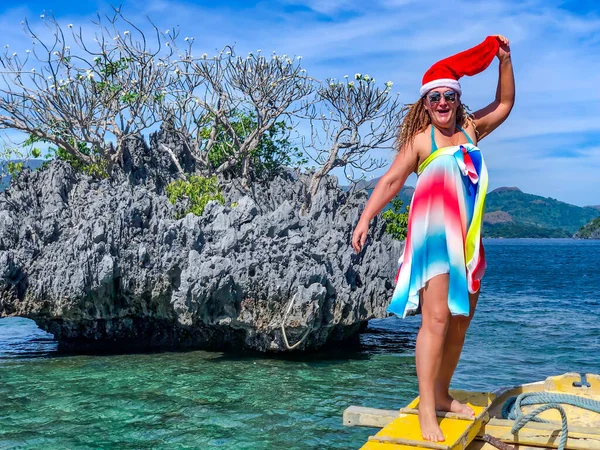 Mujer Sonriente Alegre Pareo Multicolor Con Sombrero Santa Claus Cabeza — Foto de Stock