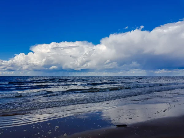 Nuvens Cúmulos Sobre Costa Selvagem Mar Báltico Letónia — Fotografia de Stock