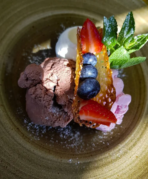 Three Scoops Colorful Ice Cream Fresh Strawberries Blueberries Closeup — Stock Photo, Image