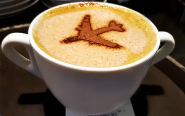Bir fincan sıcak latte ya da cappuccino kahve ve harika latte sanatları.