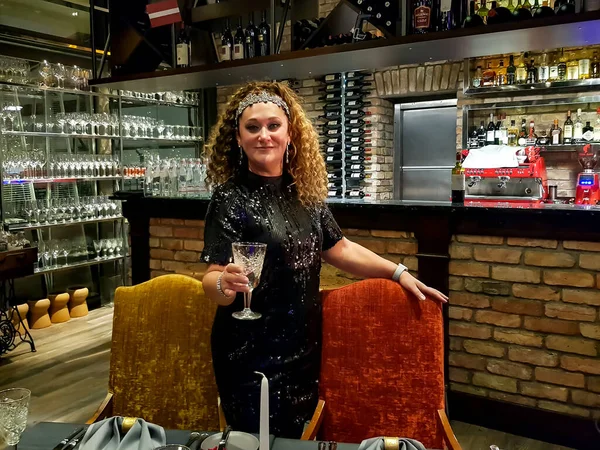 Lettonie Riga Décembre 2018 Jolie Femme Aux Cheveux Bouclés Restaurant — Photo