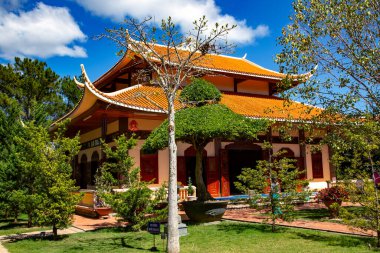 Güzel Vietnam Budist tapınağı Çinli klasik mimar. Vietnam 'ın Da Lat kentindeki çam ormanının ortasında bir manastır vardı.