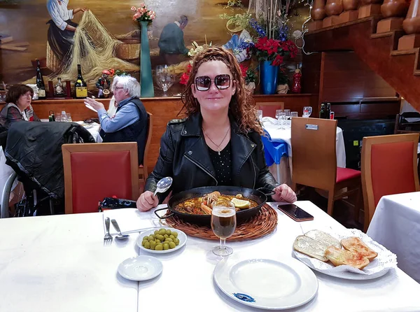 Espagne Barcelone Janvier 2019 Jolie Femme Dînant Dans Restaurant Barca — Photo