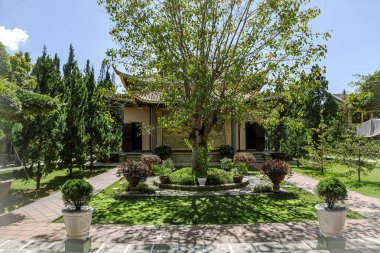 Güzel Vietnam Budist tapınağı Çinli klasik mimar. Vietnam 'ın Da Lat kentindeki çam ormanının ortasında bir manastır vardı.