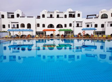 EGYPT, HURGHADA, FEBRUARY, 2019 - Hurghada, Mısır 'daki Arabella otelinde temiz suyla yüzme havuzu