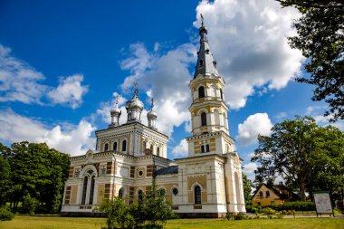 LATVIA, ALUKSNE, AUGust, 2020 - Aluksne Evanjelik Luteryan Kilisesi. Kilise 178 'den itibaren Alman Baron Otto Hermann von Vitinghof döneminde inşa edilmiştir.