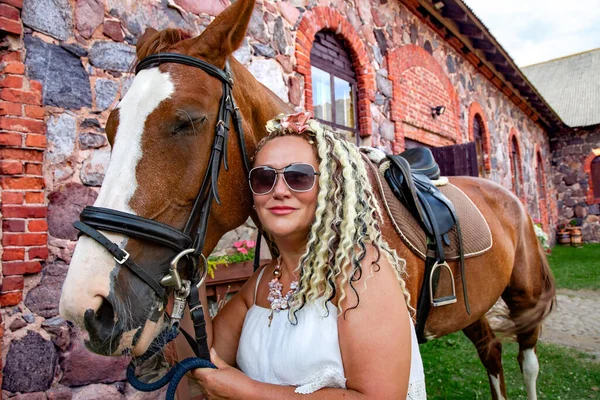 Portrait Pretty Woman Curly Hair Standing Next Horse Stable Valmiera — Stock Photo, Image