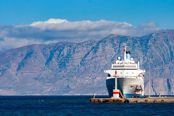 ギリシャ クレタ島 2012年9月 ギリシャエーゲ海のクレタ島の桟橋近くにボード上の観光客とクルーズ船 — ストック写真