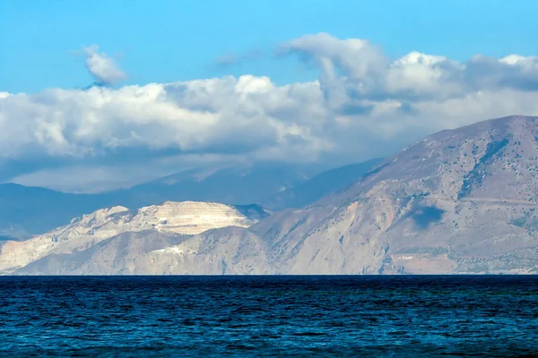 ギリシャクレタ島のエーゲ海沿岸のドロマイト山 — ストック写真